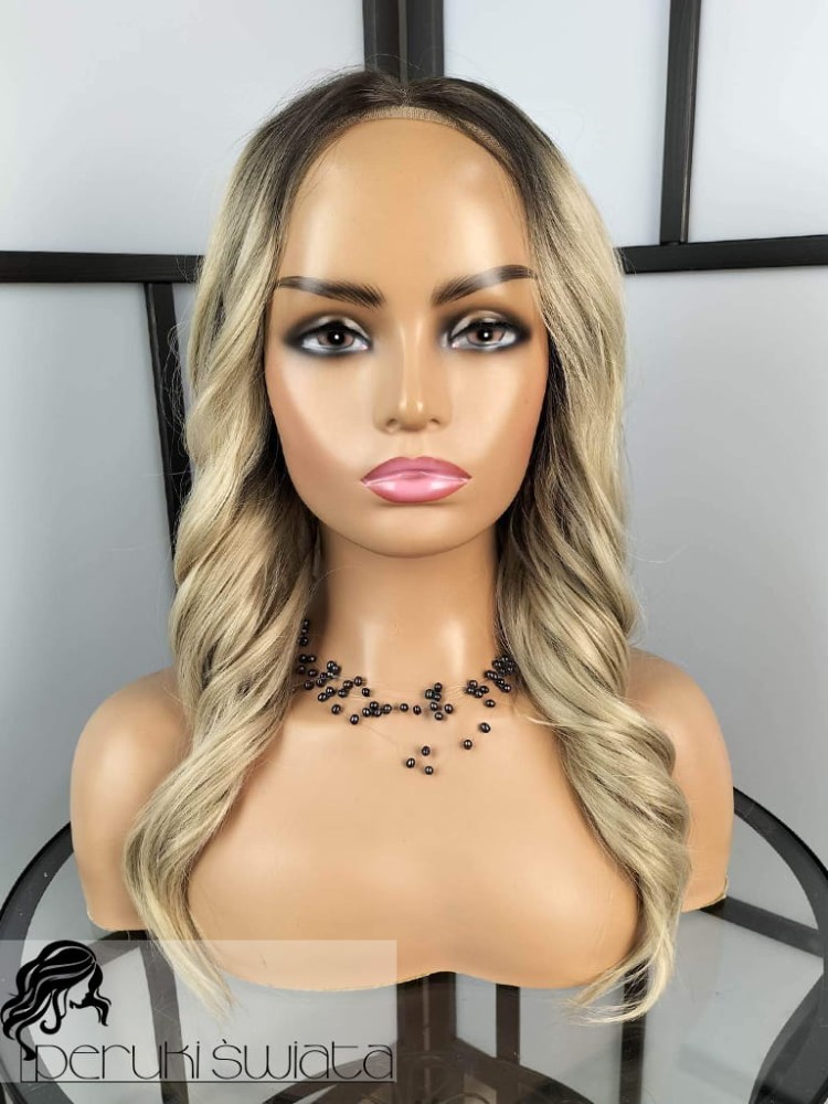 Peruka syntetyczna Emma  z kanekalonu, fale, kolor: średni, chłodny blond na odroście