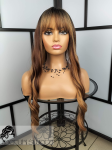 Peruka syntetyczna Sandra, kanekalon typu true hair, fale, grzywka, kolor: mix brązów i blondu na odroście