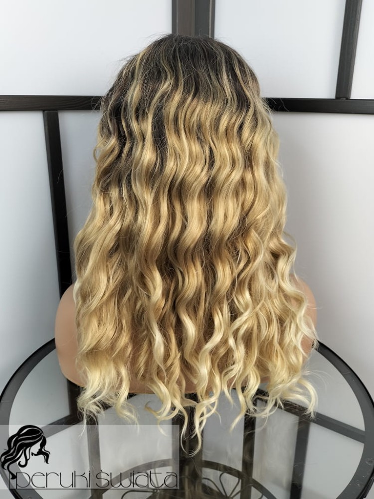 Peruka syntetyczna Bissau, kanekalon termoplastyczny, loki, kolor: słowiański  blond sombre na brązowym odroście