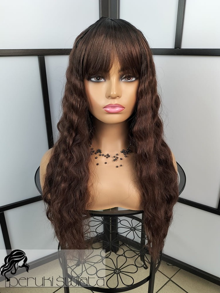 Peruka syntetyczna Maggie, fale typu body wave, kolor: brąz na czarnym odroście 