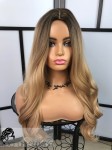 Peruka syntetyczna Daisy, fale, long bob, kolor: sombre: bursztynowy blond