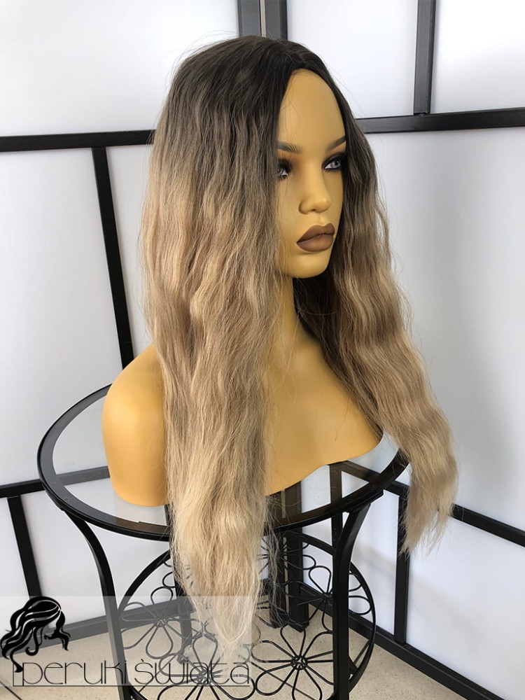 Peruka syntetyczna Blaise, fale, kolor: chłodny średni blond na odroście 