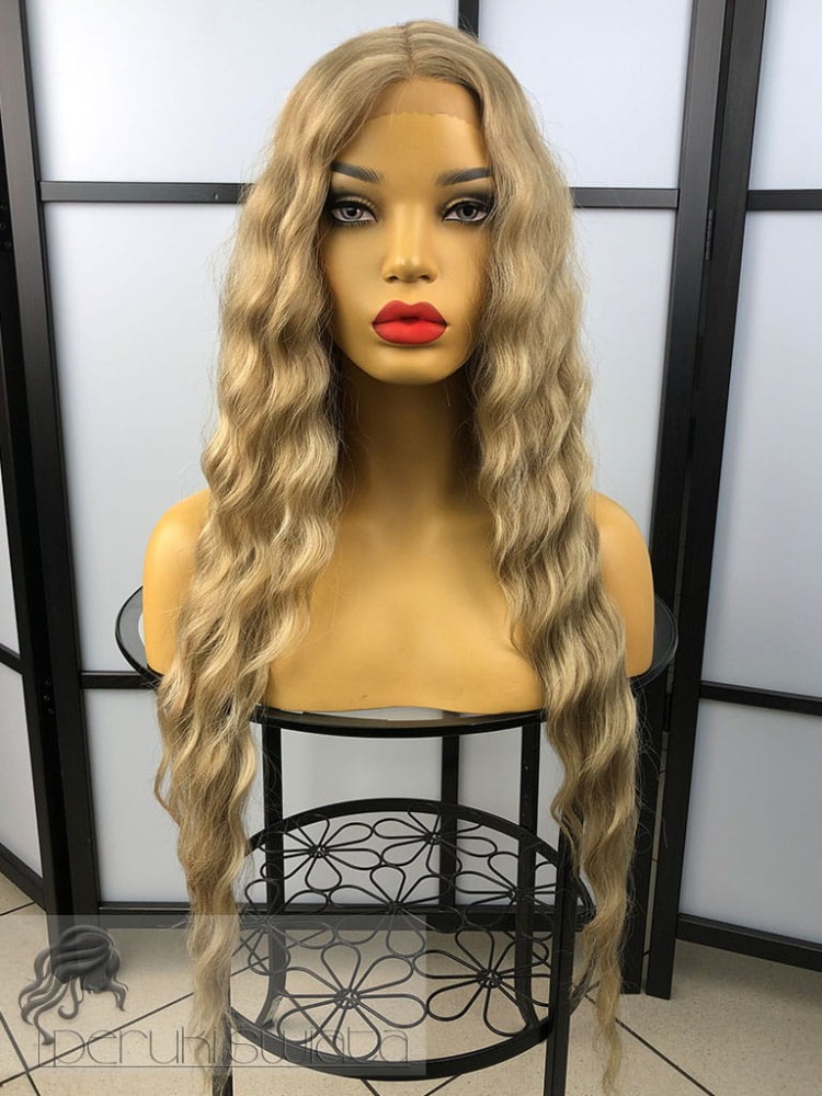 Peruka syntetyczna, model Ivy, kanekalon termoplastyczny, fale, skręt typu body wave, kolor: słowiański blond z jasnymi refleksami