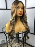 Model Irmina, peruka syntetyczna z kanekalonu termoplastycznego, fale, kolor: mix blondów z jasnymi refleksami na odroście