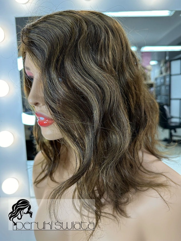 włosy naturalne fale półdługie ciemny blond