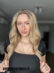Model Emma, peruka syntetyczna, fale, kolor:ciepły miodowy blond na odroście