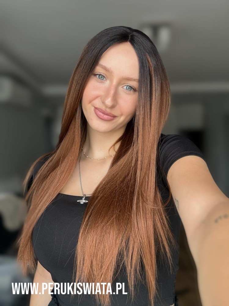 Model Adrianna, peruka syntetyczna, kanekalon premium, kolor: brąz z odrostem 