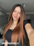 Model Adrianna, peruka syntetyczna, kanekalon premium, kolor: brąz z odrostem 
