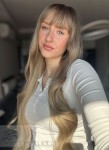 Peruka syntetyczna Alison, kanekalon termoplastyczny, mix słowiańskich blondów  na subtelnym odroście z jaśniejszymi końcówkami