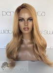 Peruka Deli , kanekalon premium 3D, lace front, fale/loki, kolor: ciepły miodowy blond na subtelnym odroście 