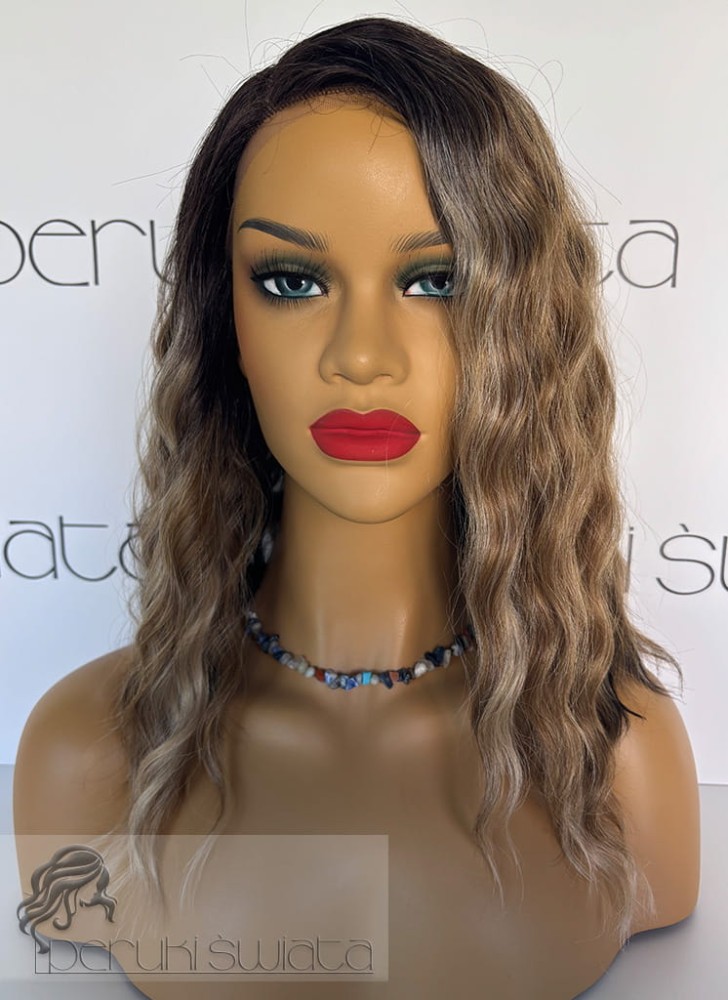 Peruka syntetyczna Melodia, kanekalon japoński, fale/loki, kolor: blond z jaśniejszymi pasmami z przodu