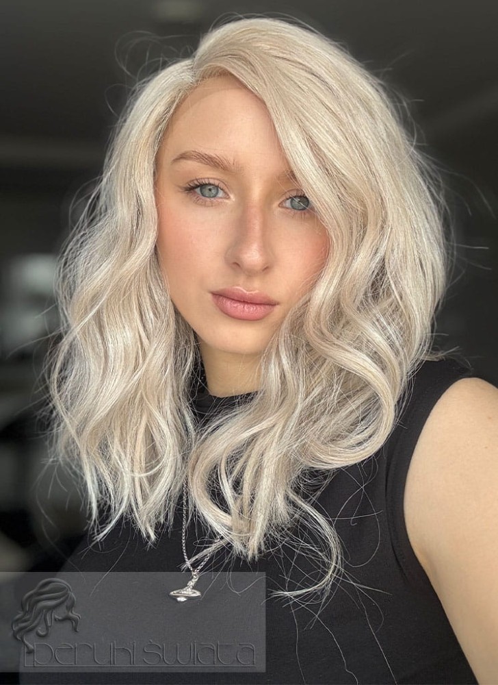 Lekka peruka syntetyczna Wiktoria, z kanekalonu termoplastycznego, mokra włoszka,  chłodny perłowy blond, asymetryczny przedziałek