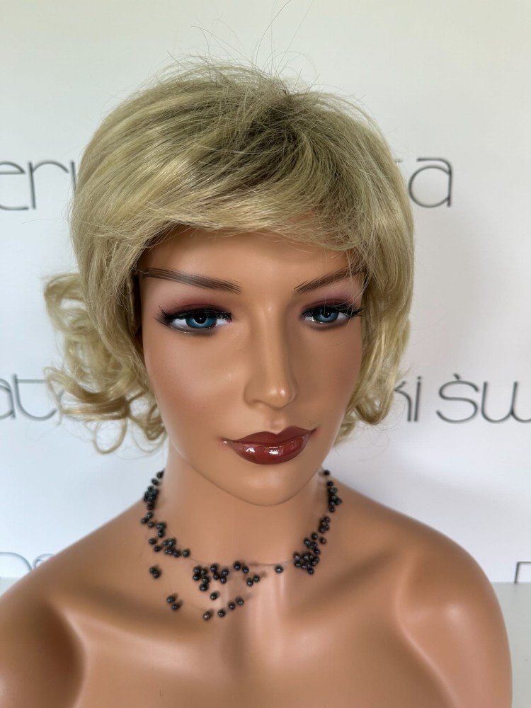 Peruka syntetyczna Sabina,  bob z grzywką, jasny blond z odrostem