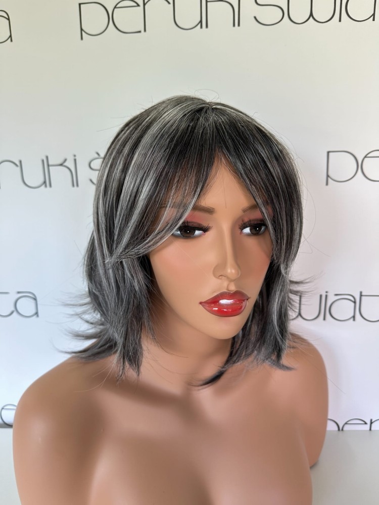 Peruka syntetyczna Jowita,  bob z grzywką, szpakowaty 