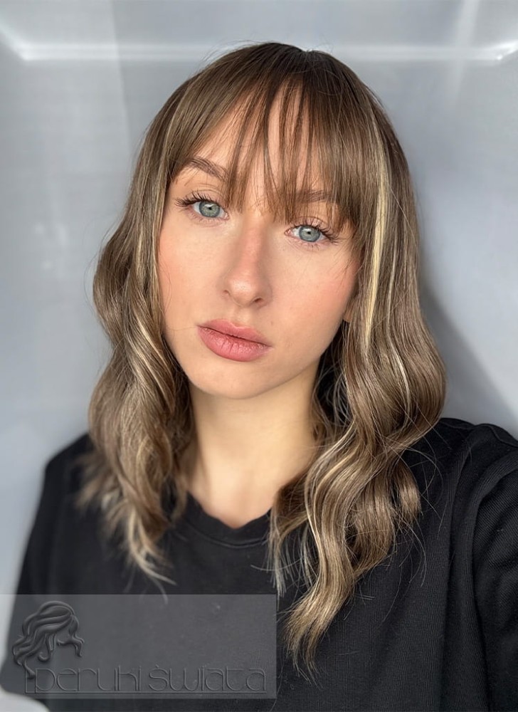 Peruka syntetyczna Rumi, long bob z grzywką, kolor: ciemny blond z refleksami na subtelnym odroście