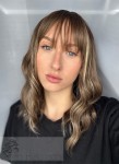 Peruka syntetyczna Rumi, long bob z grzywką, kolor: ciemny blond z refleksami na subtelnym odroście
