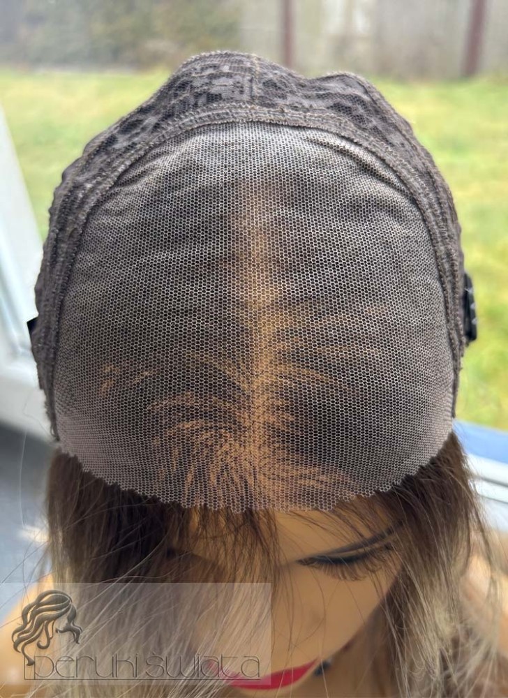 bob z lekką grzywką, mix blondów, peruka syntetyczna tkana ręcznie na siatce