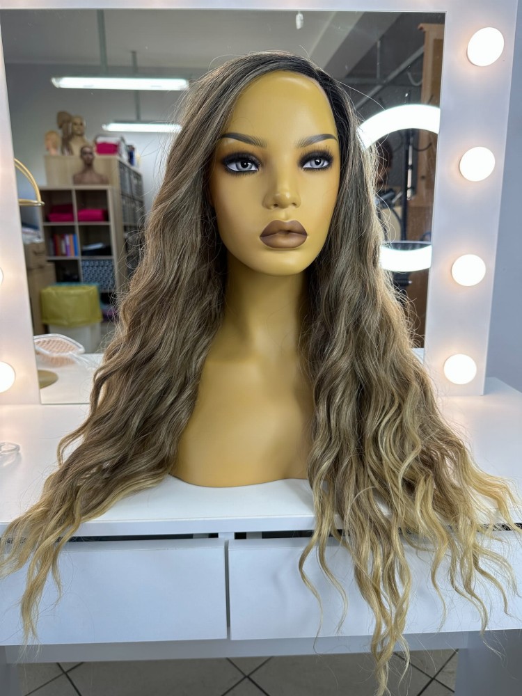 Peruka syntetyczna Dea, kanekalon termoplastyczny, fale, kolor: szatyn blond jaśniejący ku dołowi, na ciemniejszym odroście 