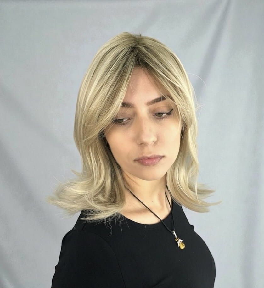 Peruka syntetyczna Lilou, long bob, kolor: blond z jasnymi refleksami na ciemniejszym odroście 