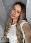 Lekka jak włosy naturalne peruka syntetyczna, model Mary, fale, kolor: mix ciepłych, słowiańskich blondów na odroście