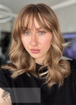 Peruka syntetyczna Sheyla, kanekalon termoplastyczny, long bob z grzywką, kolor: średni, ciepły blond z refleksami na odroście