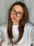 Peruka syntetyczna Jenesis, czepek typu: full lace, kanekalon termoplastyczny, ciemny bursztynowy blond na odroście