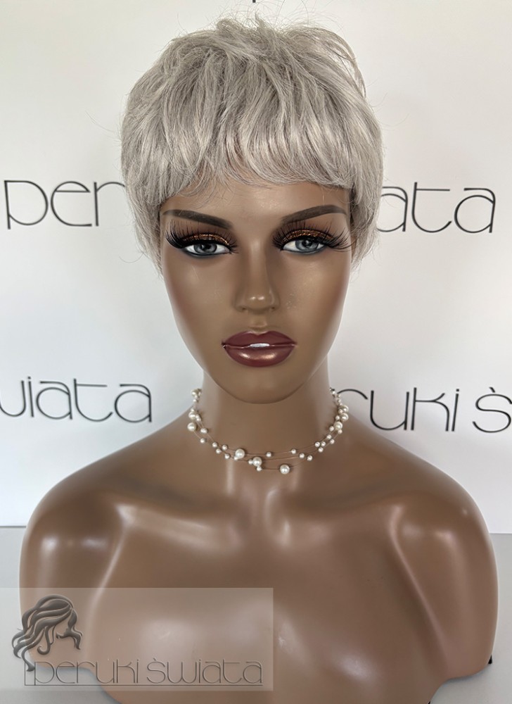 Peruka syntetyczna PREMIUM Marcella, ultra lekka, mały czepek, peruka tkana ręcznie na siateczce, kolor siwy, szary blond