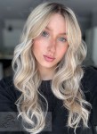 Peruka syntetyczna Chloe, monotop, kanekalon termoplastyczny, truskawkowy i beżowy blond z jasnymi pasemkami na odroście