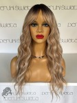 Model Cosimo, peruka syntetyczna, kanekalon termoplastyczny, mix ciepłych blondów z pasemkami białego blondu na odroście
