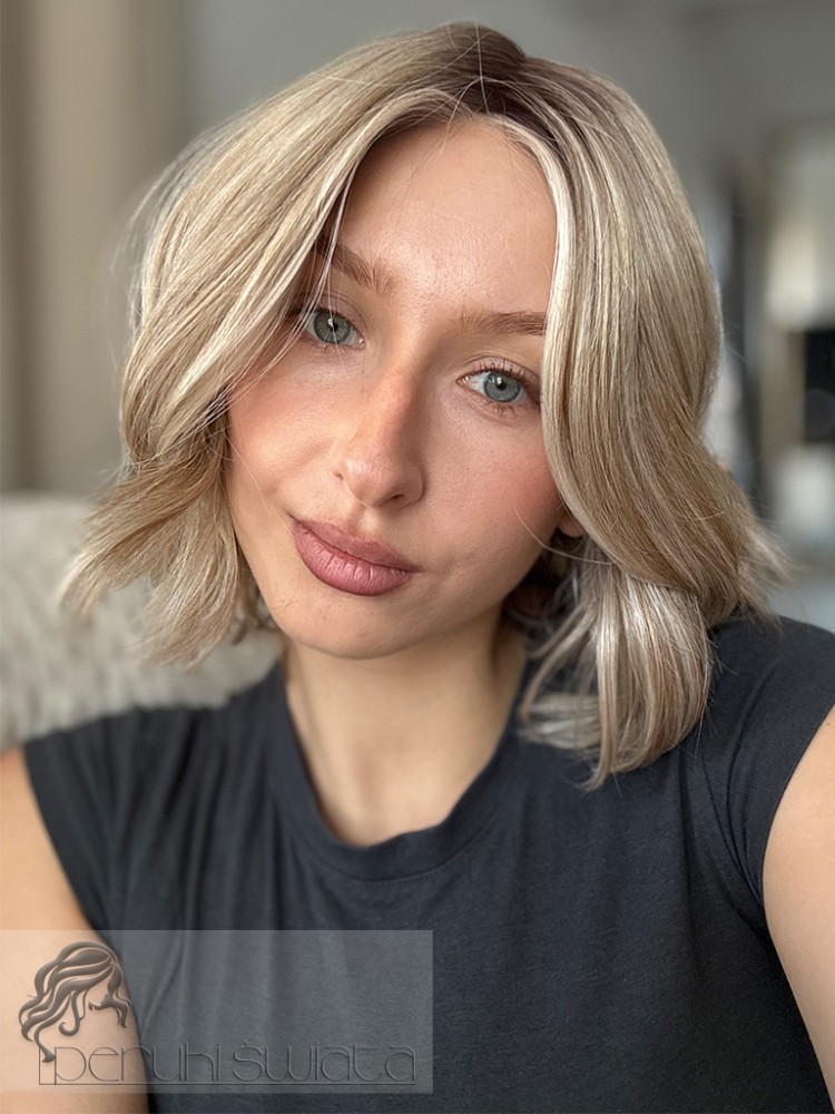 Peruka syntetyczna Tatiana, monotop, średni, ciepły blond z refleksami i jaśniejącym przodem na subtelnym odroście