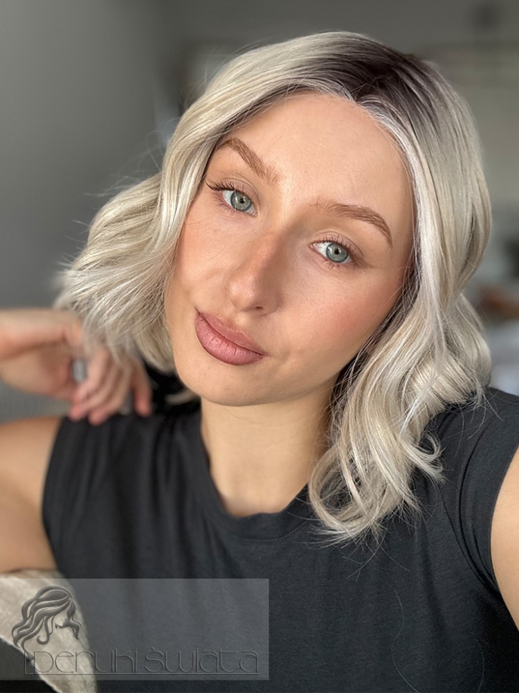 Peruka syntetyczna Tatiana, monotop, jasny, chłodny blond z ciepłymi refleksami na odroście